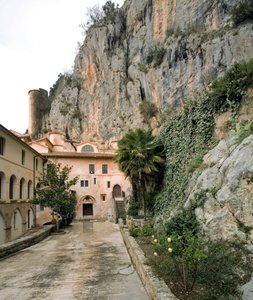 Uitzicht op de binnenplaats van het klooster van St. Benedetto (Sacro Speco) gebouwd vanaf de 12e eeuw, Subiaco (Rome), Italië door Italian School