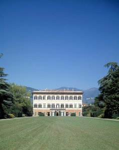 Uitzicht op de gevel van Villa reale di Marlia (of Palazzo Orsetti) door Italian School