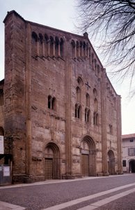 Zicht op de gevel van de kerk van San Michele Maggiore door Italian School