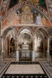 Zicht op het priesterkoor van de Bovenkerk met het hoofdaltaar in de cosmateske stijl, boven het fresco dat Sint Benedictus van Nursia in pontificale kleding op de preekstoel omringd door heiligen en leden van de Anicia-familie, familie van de Romeinse ade door Italian School