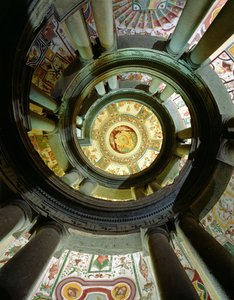 Zicht op de stenen wenteltrap omhoog naar het plafond, ontworpen door Jacopo Vignola (1505-73) en zijn opvolgers, 1557-83 door Italian School