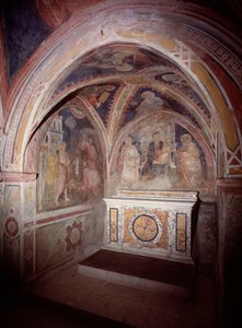 Uitzicht op het priesterkoor van de bovenkerk met het altaar in cosmateske stijl door Italian School