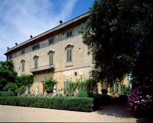 Uitzicht op de westelijke gevel van de Villa La Pietra door Italian School