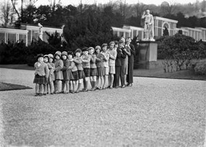 Cavendish familie groep van 16 kleinkinderen in de tuinen van Chatsworth, Derbyshire, 1930 door JR Board