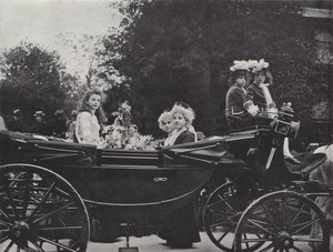 Knutsford May Day Festival, de Koningin en Begeleiders door J. Benjamin Stone