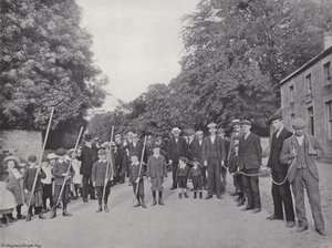 De Northumbrian Baal Vuur, binnenbrengen van de Takkenbossen