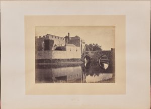 Brug bij de ingang van het hoofdeiland, poortgebouw en wachtkamer van de soldaten