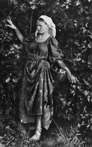 Een Russische boerenmeisje, 1912 door J. Daziaro