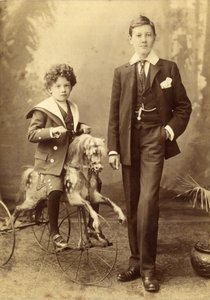 Jonge jongen op zijn paard gemonteerd als een driewieler, zijn oudere broer ernaast, 1880s door J. H. Killick