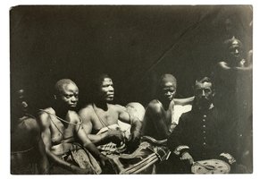 Kapitein Gallwey en Edo-hoofden, Benin, Nigeria, 1892 door J. H. Swainson