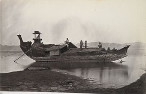 Een balkzicht van een laung-zat of rijstboot aangemeerd aan de oever van de Irrawaddy-rivier door J. Jackson
