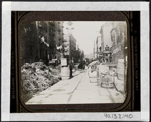 Tammany straatreiniging voor Warings dag, voor 9 Varick Place, c.1890 door Jacob August Riis