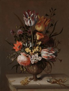 Stilleven met een vaas bloemen en een dode kikker