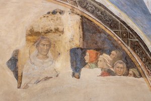 Lunet met figuur van een heilige en vijf niet-geïdentificeerde figuren