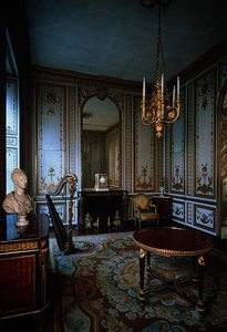 Het kabinet Interieur de la Reine (binnenkamer van de koningin) versierd met wit en goud paneelwerk door Jacques Verberckt door Jacques Ange Gabriel