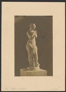 [Standbeeld van vrouw]. door Jacques Alexandre Ferrier