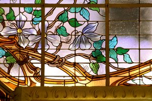 Nancy, Art Nouveau, La verriere aux Clematites (detail), Glas-in-lood door Jacques Gruber, bij Credit Lyonnais, rue St Georges