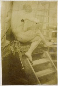 Studie van een mannelijk naaktmodel, op de rug gezien en gezeten op een trapje in atelier van Jacques de Lalaing