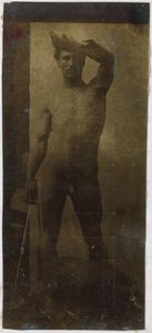 Studie van een mannelijk naaktmodel, rechtop staand en van voren gezien, in het atelier van Jacques de Lalaing