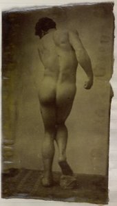 Studie van een mannelijk naaktmodel, staand en op de rug gezien, in het atelier van Jacques de Lalaing