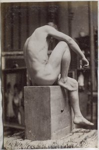 Studie van een mannelijk naaktmodel, zittend en van opzij gezien, in het atelier van Jacques de Lalaing