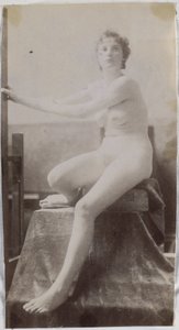 Studie van een vrouwelijk naaktmodel, zittend op podium en van voren gezien, in het atelier van Jacques de Lalaing, voorstudie voor grafmonument Fernand Scribe op kerkhof van Gent