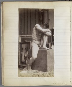 Studie van een zittend mannelijk naaktmodel in het atelier van Jacques de Lalaing