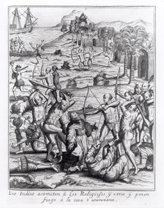 De Indianen vallen de priesters en anderen aan en steken hun huizen in brand, gravure uit 