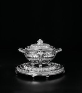 Louis XV soepterrine, deksel en standaard van de Orloff-service door Jacques Nicolas Roettiers