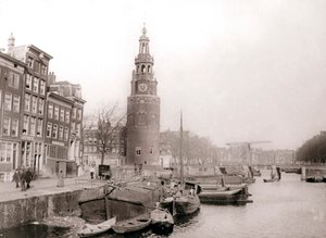 Aken op het kanaal voor de Montelbaanstoren, Amsterdam door James Batkin