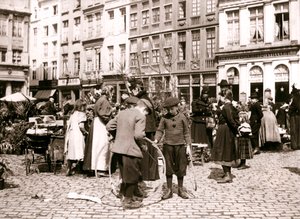 Jongens met hoepels op een markt, Rotterdam, 1898 door James Batkin