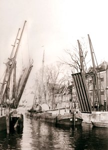 Kanaalbrug en boten, Dordrecht, Nederland, 1898 door James Batkin