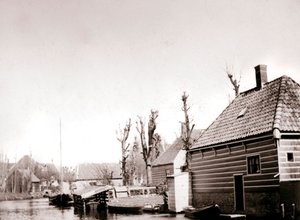 Huizen aan de gracht, Broek, Nederland, 1898