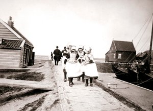 Kinderen op Marken Eiland, Nederland, 1898 door James Batkin
