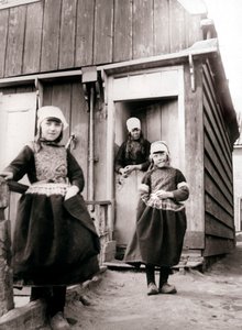Meisjes in traditionele kleding, Marken, Nederland, 1898 door James Batkin