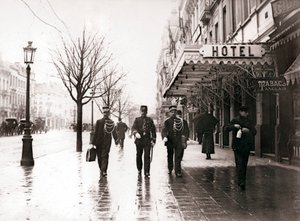 Wachters op straat, Brussel, 1898 door James Batkin