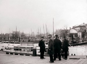 Mannen bij een kanaalboot, Rotterdam, 1898 door James Batkin
