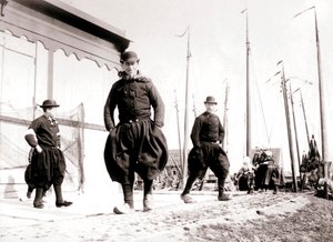 Mannen in traditionele kleding, Marken, Nederland, 1898