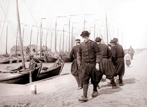 Mannen in traditionele kleding, Marken, Nederland, 1898