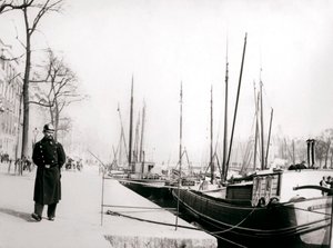 Politieagent bij een kanaal, Rotterdam, 1898 door James Batkin