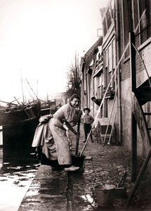 Vrouw die de straat dweilt, Dordrecht, Nederland, 1898 door James Batkin