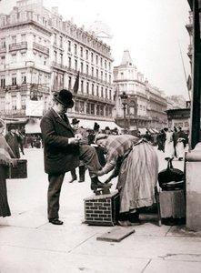Vrouw die schoenen poetst, Brussel, 1898 door James Batkin