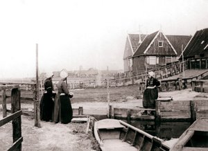 Vrouwen in traditionele kleding, Marken, Nederland, 1898 door James Batkin