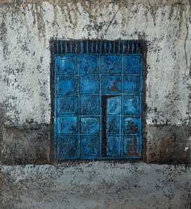 Verweerde blauwe raamwand