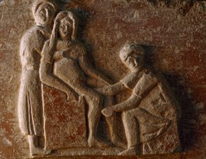 Een reliëf uit het graf van een Romeinse man en vrouw toont een vrouw die bevalt. Museo Archeologico Nazionale, Napels, Italië. door James L Stanfield