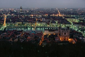 Een uitzicht op Lyon tussen de Pont de la Feuillite, de Pont Bonaparte bij schemering...