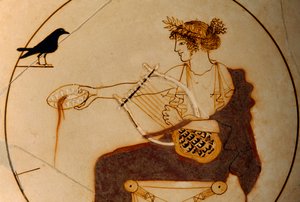 Apollo afgebeeld op een beker terwijl hij een plengoffer schenkt terwijl een kraai toekijkt. Delphi Archeologisch Museum.