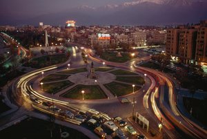 Auto, stadslichten verlichten Plaza Baquedano. Santiago, Chili