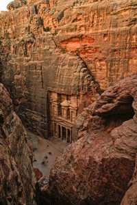 Verhoogd uitzicht op de Nabateese tempel genaamd Al-Khazneh en de Farao