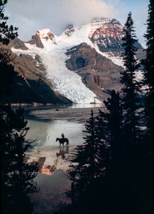 Eenzaam paard, ruiter reflecteren op meer aan de voet van Canada